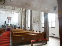 lavice a stĺpy v lodi kostola