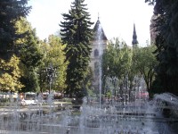 Urbanova veža cez fontánu a zeleň
