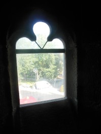 jedno z okien v nižšej časti veže