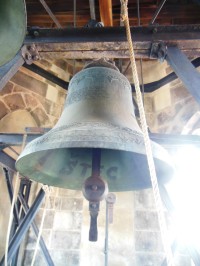 jeden z dvoch zvonov na medziposchodí