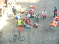pohľad z veže na ošetrovanie zraneného cyklistu v rámci súťaže zdravotných hliadok