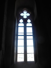 okno vo vyššej časti veže