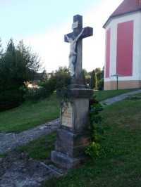 kríž u kostola darovaný rodinou Masařovou z roku 1910