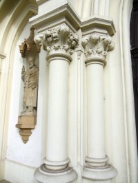 stĺpy u vchodu do kostola
