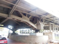 nitovaná konštrukcia mostu