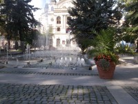 fontána, budova Štátnej opery, kvetinová výzdoba