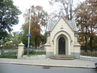 neogotická cintorínska kaplnka na okraji sadu