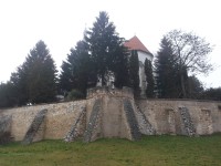 kamenné hradby a kostol