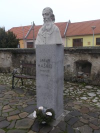 stĺp a busta Jakuba Haška