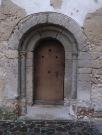 vstup s kamenným portálom