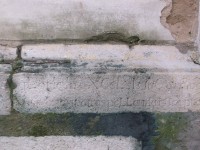 detail nápisu v kameni