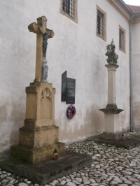 kríž a stĺp u areálu Prepozitúry Panny Márie