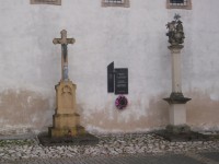 kríž, pamätná doska a stĺp