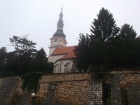 pohľad na kostol od parku