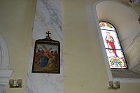 jeden z obrazov krížovej cesty a jedno z vitrážnych okien