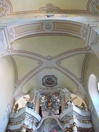 organ nad oltárom a zaklenutý strop lode kostola