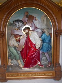 Ježišovi Šimon Cirenejský kríž niesť pomáha.
