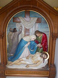 Telo Ježišovo s kríža snímajú a Márii do lona skladajú.