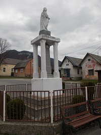 pomník v strede obce