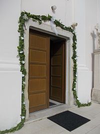 vyzdobený vchod do kostola
