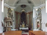 hlavný oltár a kazateľnica