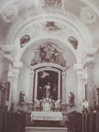 historická fotka oltáru z infopanelu