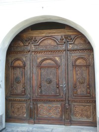 drevené dvere do muzea