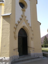 vchod do staršieho kostola