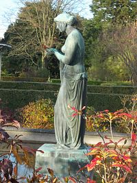 socha ženy v nadživotnej veľkosti