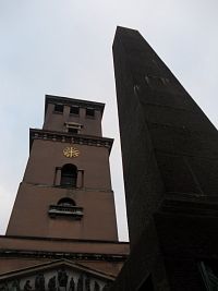 veža kostola Panny Márie a pamätník