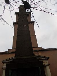 pamätník a veža kostola
