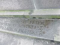 nápis u dolnej časti pamätníka