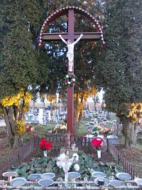 drevený kríž na cintoríne