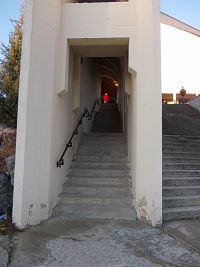 schodištia ku kostolu - kryté a otvorené