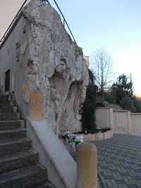 jaskyňa u kostola