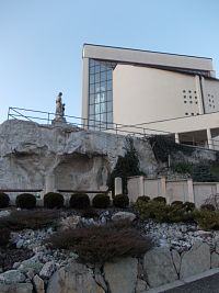 jaskyňa pred kostolom