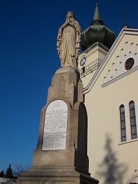 stĺp so sochou Panny Márie