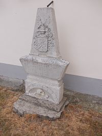 náhrobný kameň u kostola