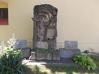 pomník u kostola