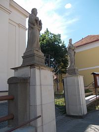 sochy pred kostolom