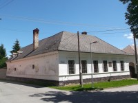 staršia budova
