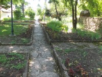 chodník záhradou