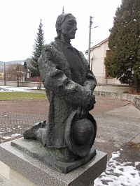 socha kľačiaceho muža