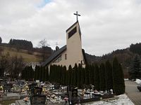 pohľad na kostol z cintorína