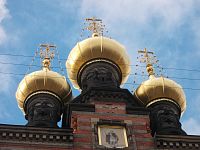 vežičky a  ikona patróna kostola Alexandra Nevského