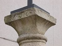 detail letopočtu na stĺpe pod krížom