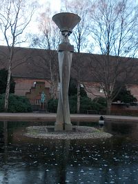 stĺp fontány v strede bazéna