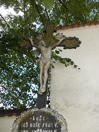 kríž u vchodu na cintorín