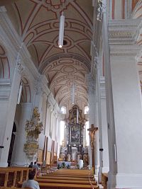 interiér hlavnej lode kostola