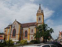 kostol s pamätným stromom